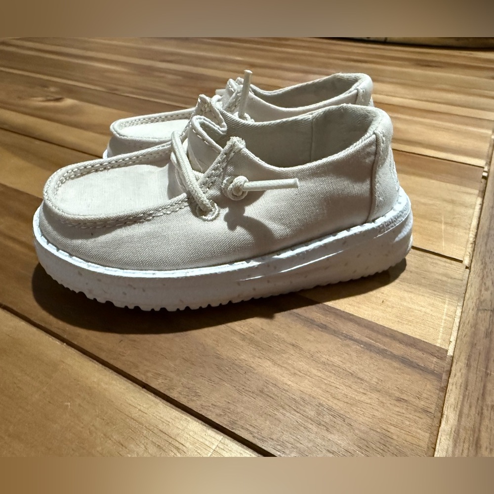 Hey Dude Cream Toddler Shoes Sz 5